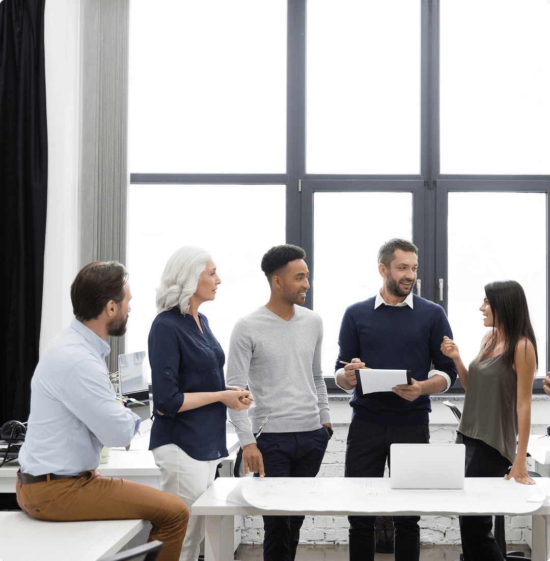 Equipo trabajando en una reunión